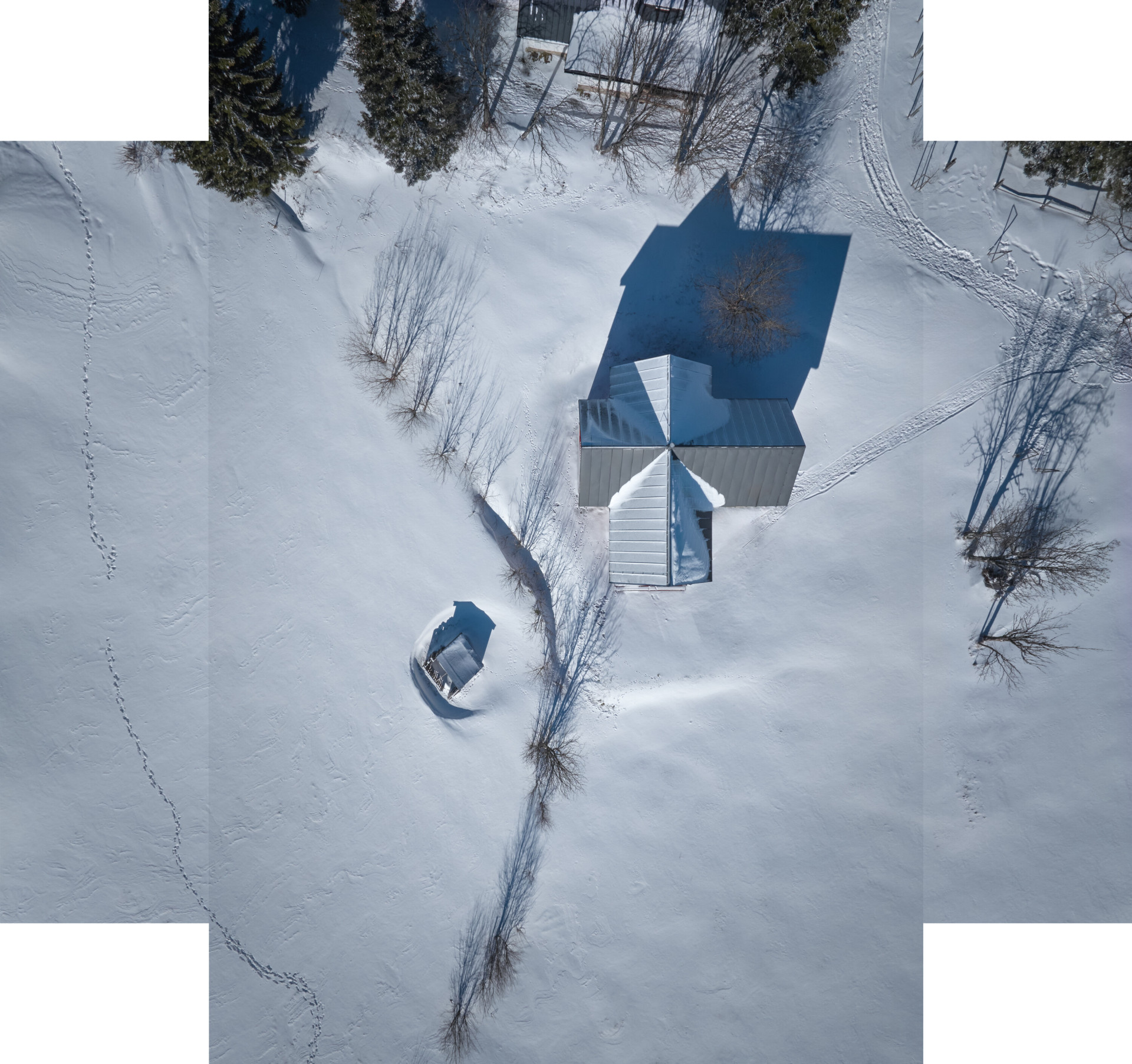 Majitelé si můžou užívat výhled do okolí také díky půdorysnému plánu chalupy. Autoři se inspirovali tvaroslovím kříže, který je pro danou lokalitu typický. (Chata Bučina v Malé Úpě, studio ADR)