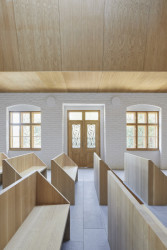 Dubové lavice (Smuteční síň ve Vimperku, Jakub Vašek)