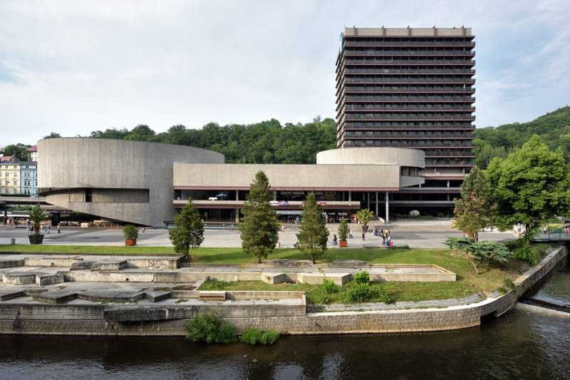 Hotel Thermal byl realizován podle návrhu Věry a Vladimíra Machoninových v letech 1967–1976.