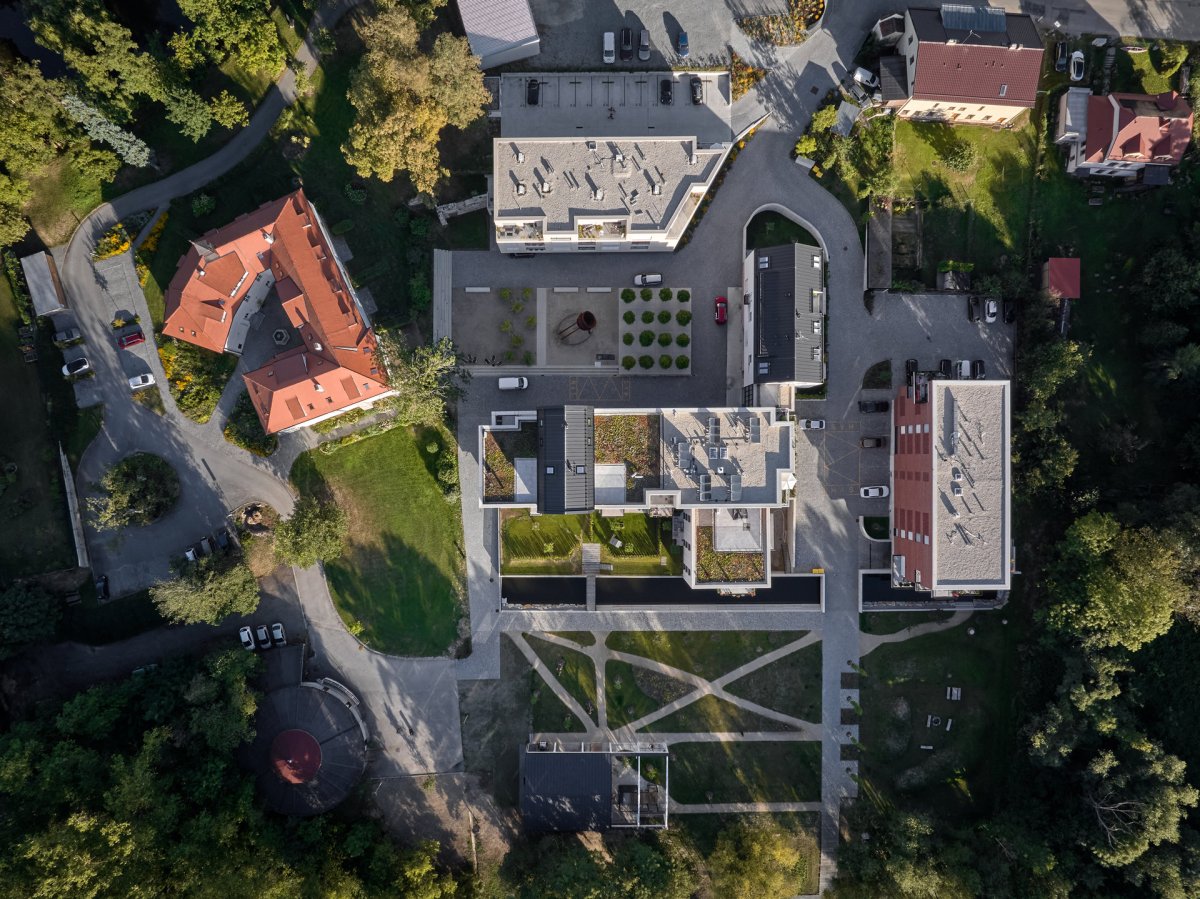 Areál mlýna z výšky (mar.s architects, obnova Žitného mlýna v Boršově nad Vltavou)