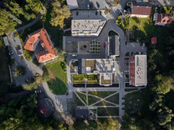 Areál mlýna z výšky (mar.s architects, obnova Žitného mlýna v Boršově nad Vltavou)