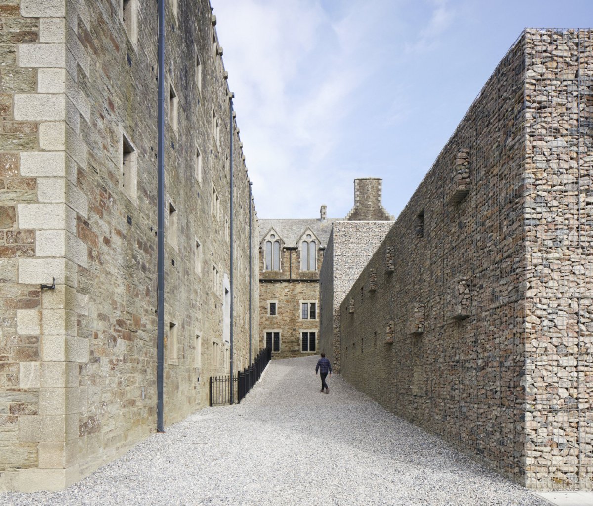 Věznice proměněná v hotel v Cornwallu od studia Twelve Architects