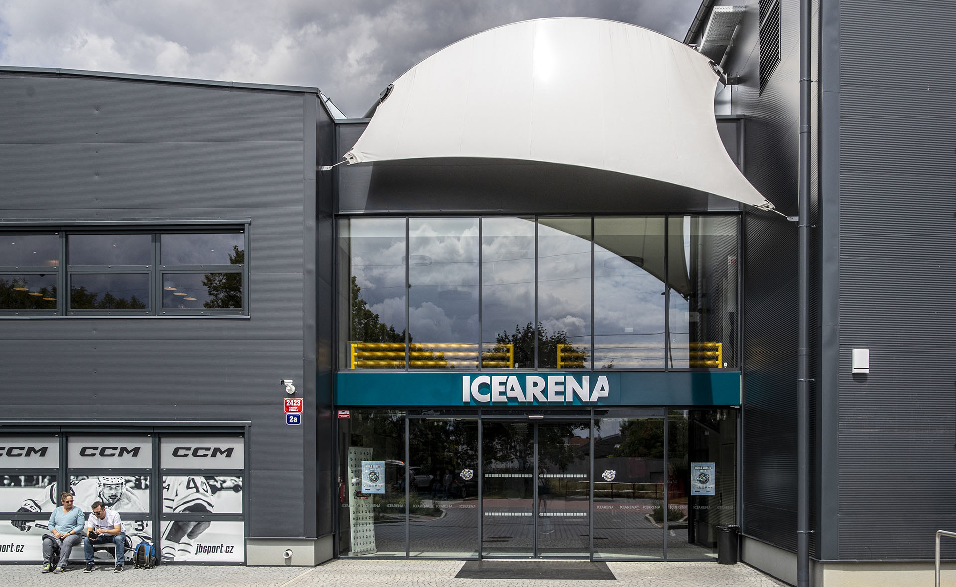 Praha má nový zimní stadion ICEARENA Kateřinky. Celkem se zde uplatnilo asi 1500 m² keramických obkladů RAKO.
