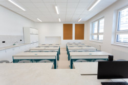 Nástavba základní školy Vidče vyřešila nedostatek prostor pro výuku. Pracuje s kontrastem mezi tmavou současnou vrstvou a původní světlou fasádou z 80. let.