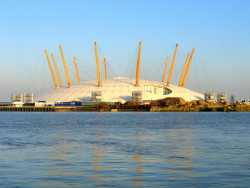 Ve druhé polovině 90. let navrhlo studio Rogers Stirk Harbour + Partners tzv. Millennium Dome. Jde o stavbu realizovanou v rámci oslav nadcházejícího milénia.