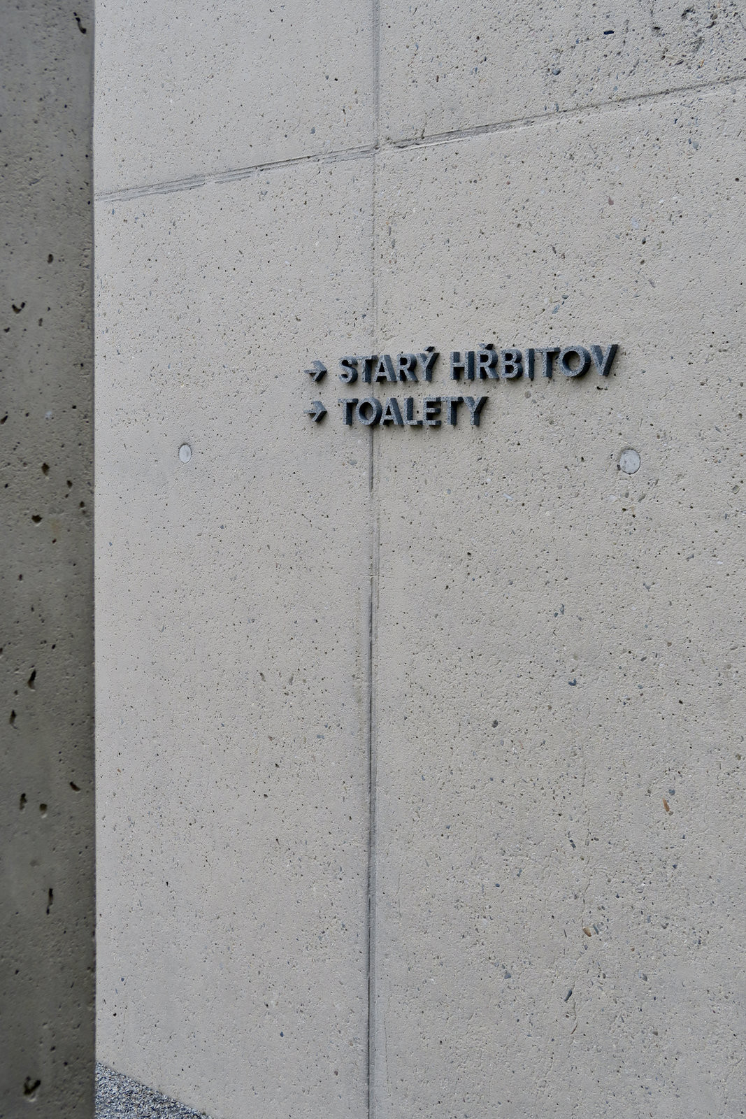 Foto z návštěvy: Detail navigačního systému na tryskaném betonu (Rozšíření hřbitova v Hostivaři; Fertyk, BAKYTA)