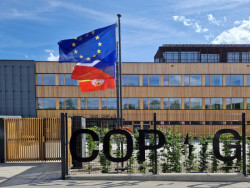 Dost bylo školek! Střední škola v Hrdlořezích má taky co do sebe. Podle inženýra Jiřího Tencara se může stát pilotem mnohem většího projektu. Je totiž chytrá, splňuje pasivní standard, používá se v ní šedá voda a mnoho dalšího. Nyní se úspornost jejího provozu monitoruje, Jiří Tencar věří, že výsledky překvapí.