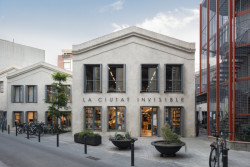 Bývalou továrnu La Comunal v barcelonské čtvrti Sants studio Lacol proměnilo v kulturní a komunitní centrum sdružující různé neziskové organizace a spolky.