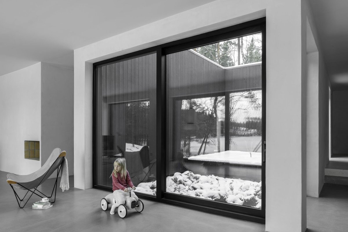 Nedaleko švédského Göteborgu stojí Villa Jägersro. V ní si mladá rodinu užívá výhledů na jezero a okolní přírodu.