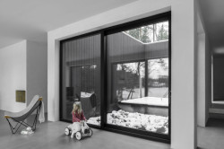 Nedaleko švédského Göteborgu stojí Villa Jägersro. V ní si mladá rodinu užívá výhledů na jezero a okolní přírodu.