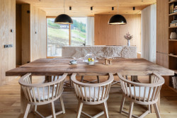 Za celým mobiliářem, dřevěným obkladem stěn, stropů a rámových dveří stojí, tak jako vždy u našich projektů, truhlářství ČADAS. (OK PLAN ARCHITECTS, Rodinná bouda)