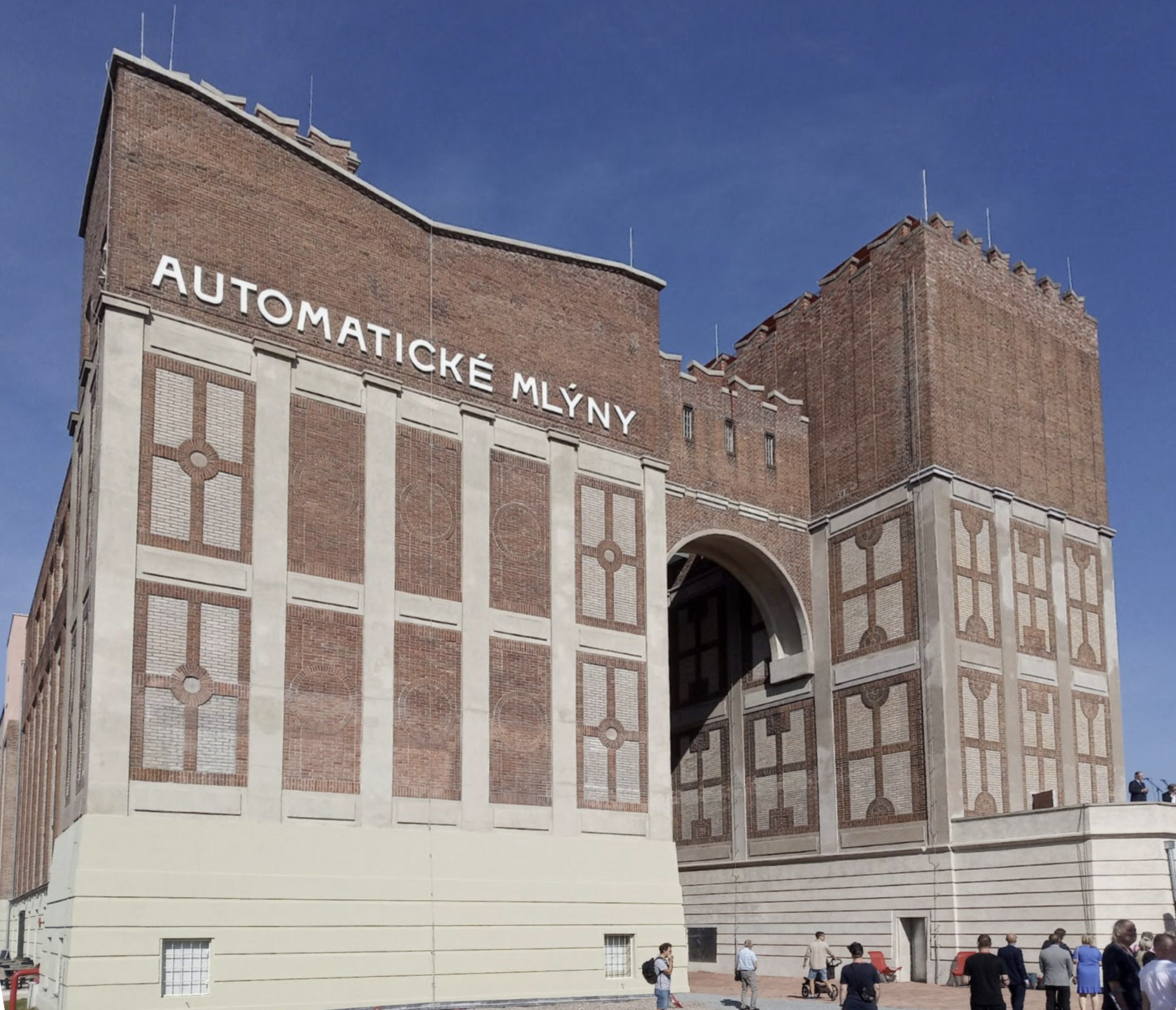 Autorem architektonického návrhu obnovy hlavní historické budovy Automatických mlýnů v Pardubicích je Ing. arch. Petr Všetečka a jeho kolegové ze studia TRANSAT architekti.