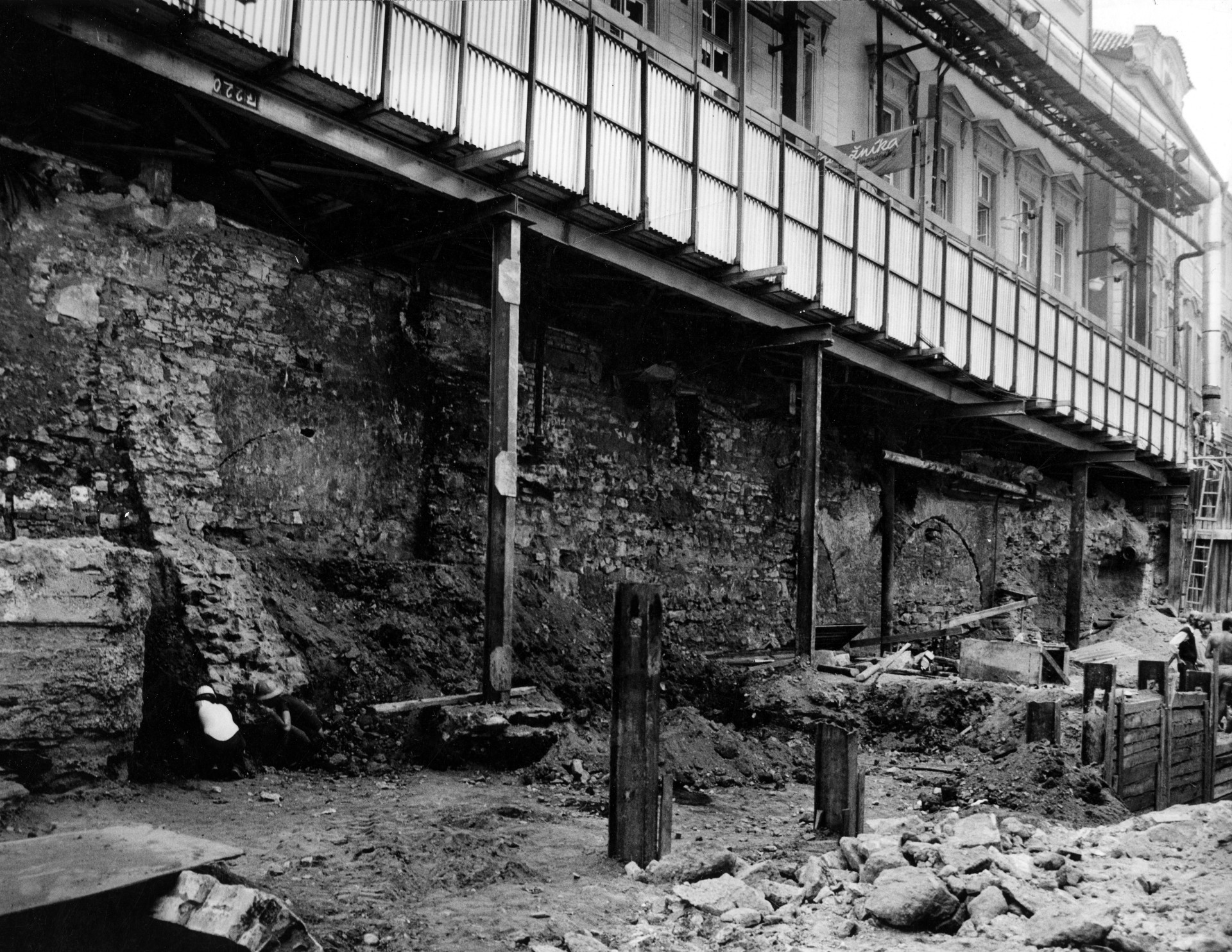 Trasa A vedla přes historické centrum a našlo se tu mnoho archeologických nálezů. Archeologové však nedostali čas na průzkum a „museli jen dohlížet na strojní těžení zeminy,“ jak píše Matyáš Kracík. Středověký můstek na Můstku byl naštěstí zachráněn.
