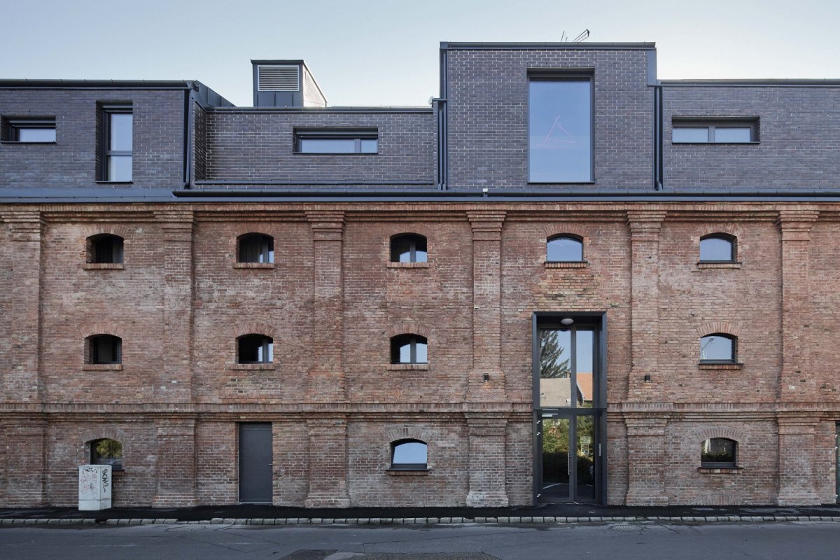 Studio T2.a Architects proměnilo cihlovou budovu mlýnů na okraji Budapešti na moderní loftové byty