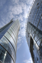 Prosklenou elegantní věž ve Varšavě, která nese název Warsaw Spire, navrhli architekti Jaspers-Eyers Architects.