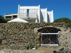 Mořskými vlnami inspirovaná brána vily Cafilfa