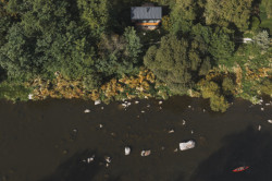 Před světem téměř skrytá (Chata u Sázavy mezi skálou a řekou; Mimosa Architekti)