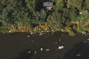 Před světem téměř skrytá (Chata u Sázavy mezi skálou a řekou; Mimosa Architekti)
