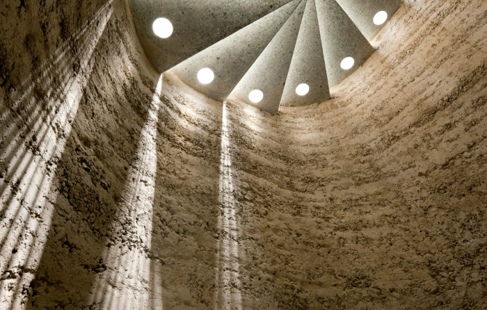 Architekt Roger Boltshauser představí v českobudějovickém Domě umění své projekty zaměřené na udržitelnost.