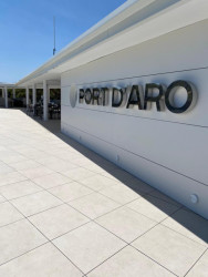 Zrekonstruovaná hlavní budova klubu Club Nàutic Port d'Aro v Platja d'Aro se nachází přímo na promenádě v Port d'Aro. Značka RAKO dodala dlaždice Piazetta Outdoor v šedé a béžové barvě pro kvalitní provedení venkovního prostoru