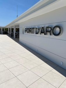 Zrekonstruovaná hlavní budova klubu Club Nàutic Port d'Aro v Platja d'Aro se nachází přímo na promenádě v Port d'Aro. Značka RAKO dodala dlaždice Piazetta Outdoor v šedé a béžové barvě pro kvalitní provedení venkovního prostoru