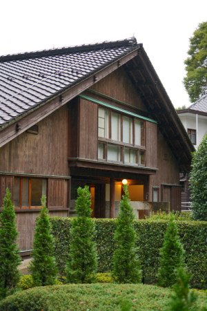 Výstava NA ROZCESTÍ: MEZIVÁLEČNÁ ARCHITEKTURA V JAPONSKU v Semlerově rezidenci je pro veřejnost otevřena od 26. června do 1. listopadu 2026.