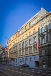 Objekty jsou propojené dodnes a společně prošly také rekonstrukcí, za jejím návrhem stojí kancelář Archina design Iva Nahálky