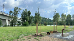 V pražských Holešovicích vznikl nový park podle návrhu architektů z krajinářského studia YYYY.