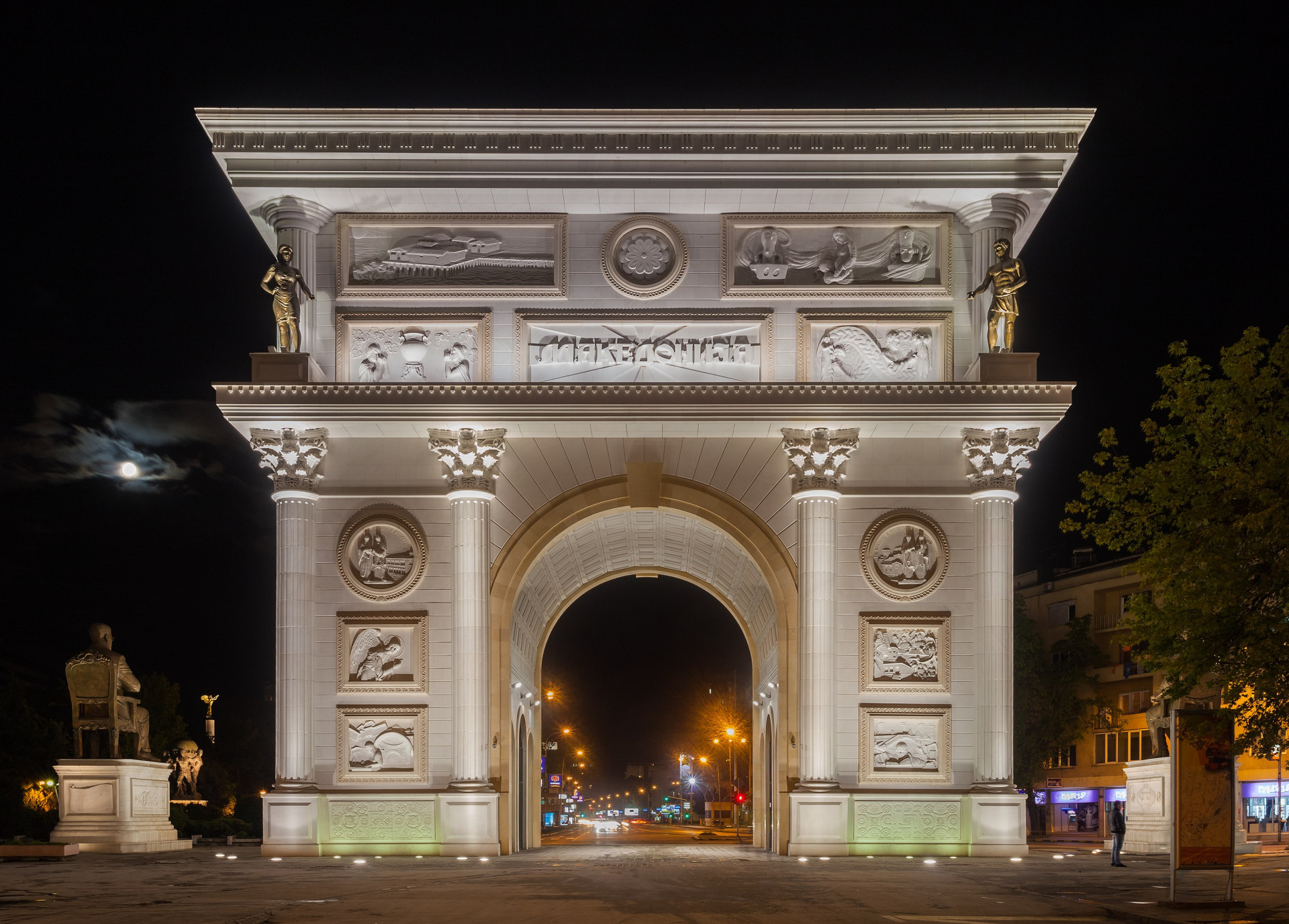 Mezi nové stavby zrealizované v rámci projektu Skopje 2014 patří také vítězný oblouk Porta Makedonija