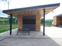 Architekti ze studia Liprojekt doplnili sportovní areál v obci Vidče o bufet s posezením a kryté pódium