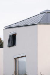 Dům je rozhodně nevšední ukázkou toho, v čem se v dnešní době může odehrávat rodinný život i jak se dá navrhovat – průběžně a „za běhu.“ (Rodinný dům nedaleko Olomouce, studio Malý Chmel)