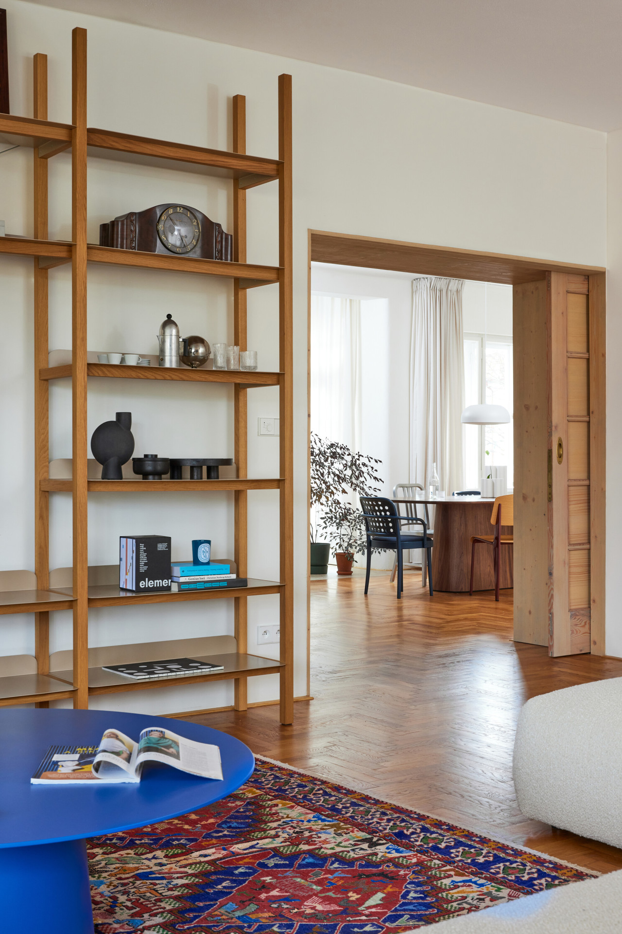 Velkorysá dřevěná knihovna v obývacím pokoji je autorským dílem z produkce značky MCDJ, tedy z dílny samotných autorů. (JanskyDundera, Rekonstrukce prvorepublikového bytu)