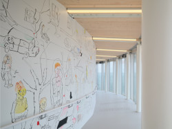 Stěny koridoru pokrývají kresby od Jakuba Matušky aka Maskera.