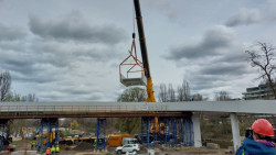 Tři sta metrů dlouhá lávka pro pěší a cyklisty, která spojí Holešovice s Karlínem, se otevře začátkem léta