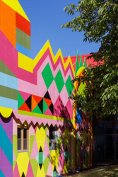 Dřevostavbu navrhla a barevně pojednala umělkyně Morag Myerscough. (Morag Myerscough, FLUX - oživení veřejného prostoru v Mnichově)