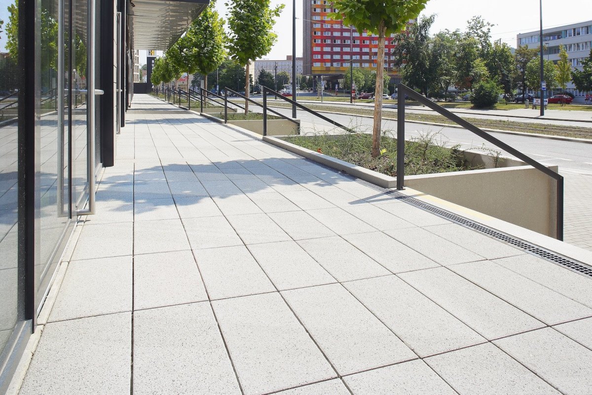 Administrativní komplex Rustonka v Praze-Karlíně, dlažba BEST-GIGANTICKÁ, CMC Architects