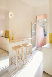 Na originálně zpracovaný botník plynule navazuje barový stůl. (Byt pro malířku v Praze-Holešovicích od Plus One Architects)