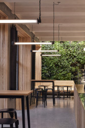 Kavárna Coffee Source v Praze, Pavel Nový a Vít Svoboda (0,5 Studio)