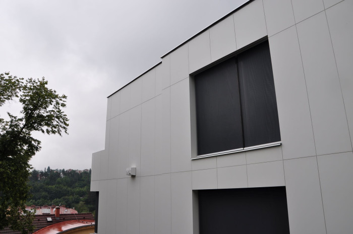 Keramické fasádní obklady jsou mrazuvzdorné, téměř nenasákavé a díky specifické technologii výroby vynikají dlouhou životností.