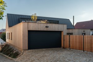 Rodinný dům v Bystřici nad Perštejnem, studio AEIOU: V jednom z křídel se nachází garáž