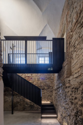 Expozice Skrytý středověk na zámku Bílovec, opus architekti: Když do expozice vstoupíte, ocitnete se v nejvyšším bodě suterénu, postupně pak budete klesat hlouběji, až nakonec vyjdete na zámeckém nádvoří