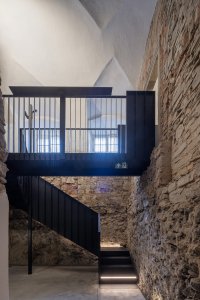 Expozice Skrytý středověk na zámku Bílovec, opus architekti: Když do expozice vstoupíte, ocitnete se v nejvyšším bodě suterénu, postupně pak budete klesat hlouběji, až nakonec vyjdete na zámeckém nádvoří