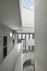 Aulík Fišer architekti realizovali polyfunkční dům v Libni, který reaguje na urbanisticky nejednotnou městskou zástavbu