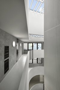 Aulík Fišer architekti realizovali polyfunkční dům v Libni, který reaguje na urbanisticky nejednotnou městskou zástavbu