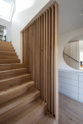 Skvadra architekti - Přestavba stavení v severních Čechách: Schodiště do horní otevřené pracovny a ložnic všech členů rodiny