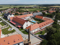 Do dezolátního stavu se dostal postupně v průběhu druhé poloviny dvacátého století, od padesátých let v něm fungovalo místní JZD, které v objektech mělo sklady a další hospodářské provozy