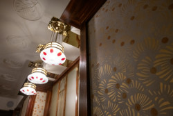 Kolik stolů či lamp je skutečně původních, je těžké rozeznat. Doplňovalo se jak replikami, tak novými prvky a vybavením, které se charakteru prostoru formálně přizpůsobilo. Secese je uvnitř bývalého Grandhotelu Evropa zase v dobré kondici.