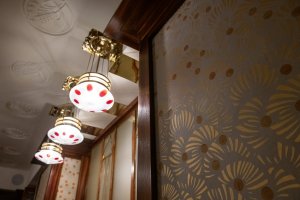Kolik stolů či lamp je skutečně původních, je těžké rozeznat. Doplňovalo se jak replikami, tak novými prvky a vybavením, které se charakteru prostoru formálně přizpůsobilo. Secese je uvnitř bývalého Grandhotelu Evropa zase v dobré kondici.