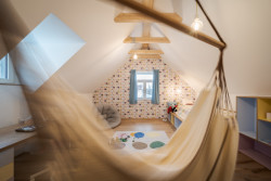 Stavení s červenou pumpou od DESTYL architekti