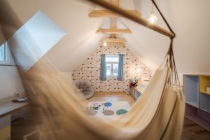 Stavení s červenou pumpou od DESTYL architekti
